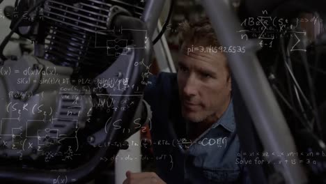 hombre reparando una motocicleta sobre ecuaciones matemáticas.