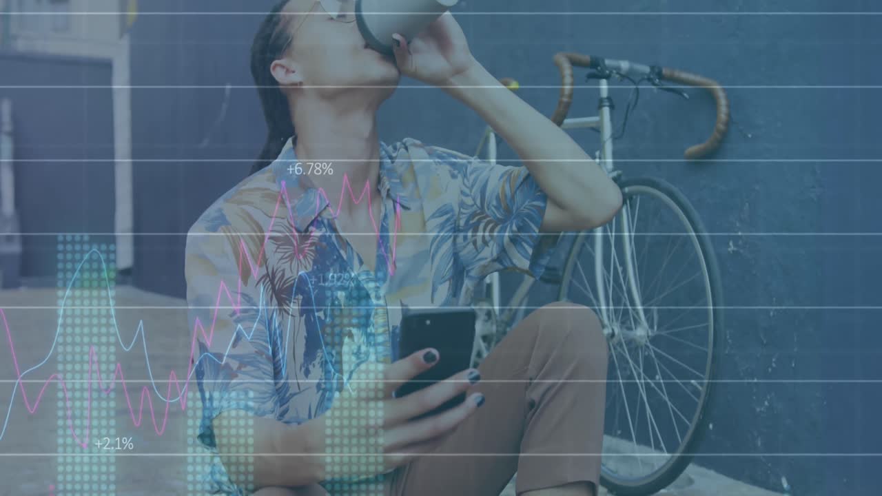 animación del procesamiento de datos estadísticos sobre un hombre biracial que usa un teléfono inteligente bebiendo café en la calle