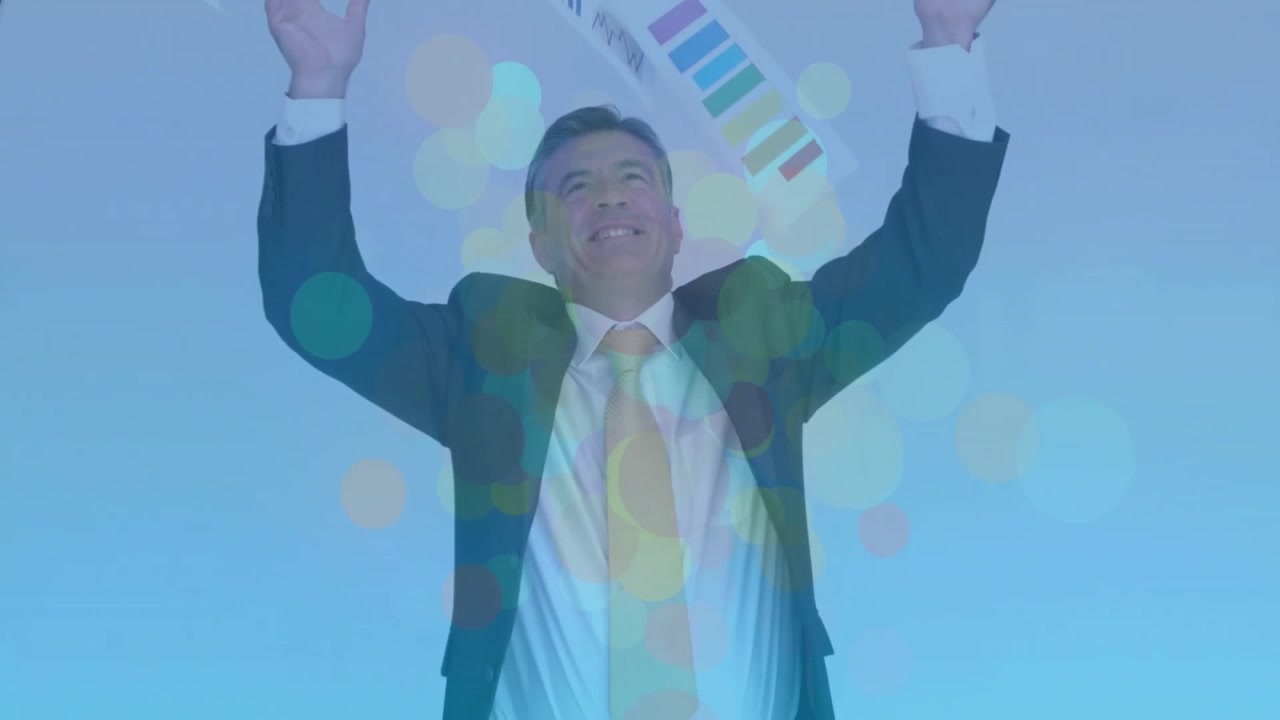 ビジネスプレゼンターが多色の棒グラフを手にし、ボケライトが輝く中で成功を祝う。