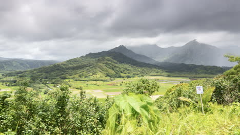 Lapso-De-Tiempo-De-Lluvia-Con-Vistas-A-Un-Valle-En-Kauai