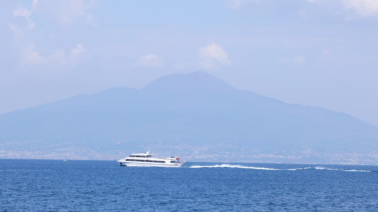 선박이 소렌토 근처의 바다를 가로질러 이동합니다.