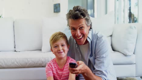 Padre-E-Hijo-Viendo-Televisión-En-La-Sala-De-Estar-4k