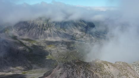 una foto tomada por un dron de personas en un pico en las tierras altas escocesas