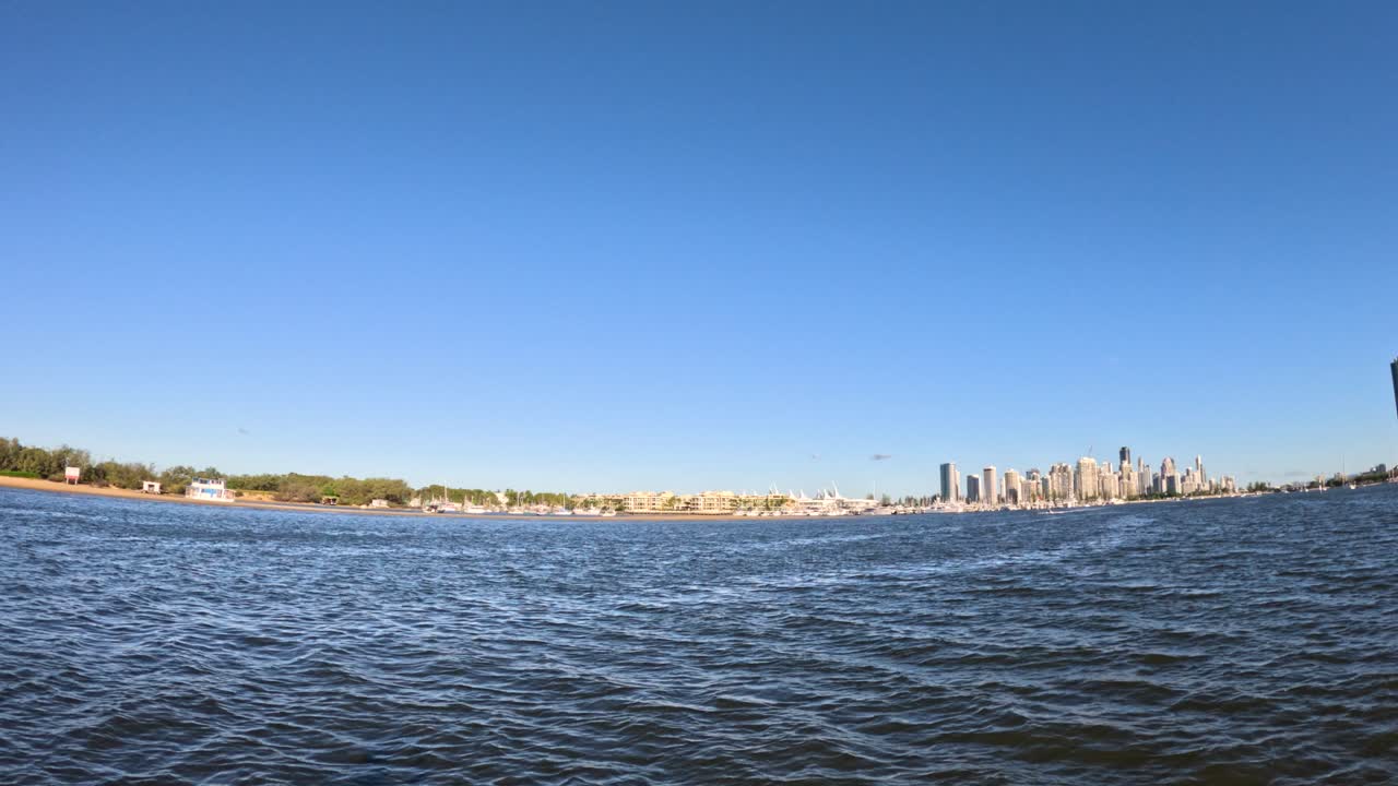 골드 코스트 스카이라인을 보여주는 보트 타기