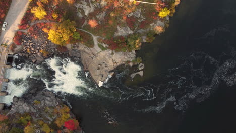 Luftaufnahme-Von-Oben-Nach-Unten-Von-Brücken-über-Den-Bergfluss-Im-Herbst-In-Vaughan,-Kanada