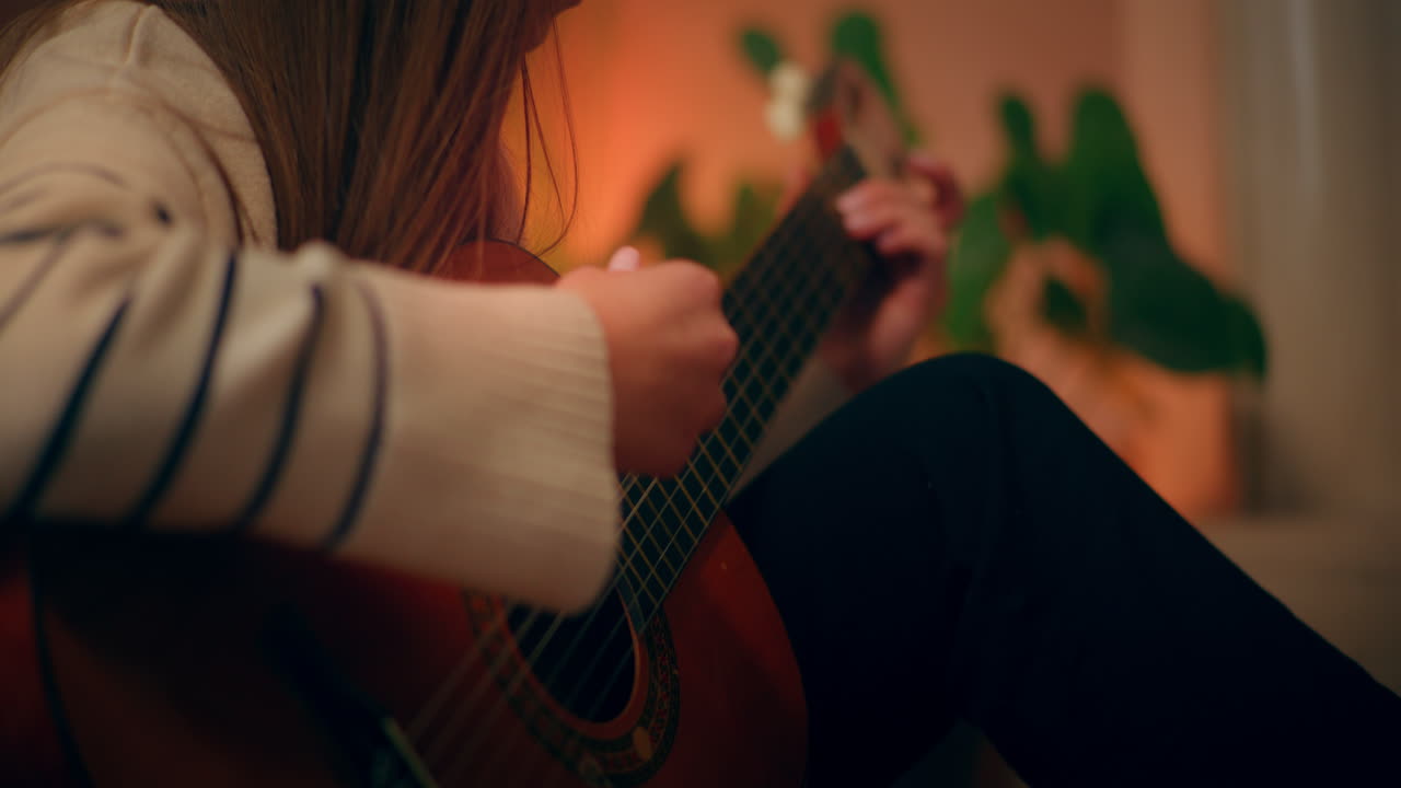 mujer tocando la guitarra escribiendo canciones componiendo música