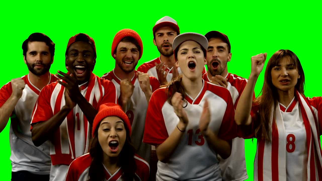 grupo de amigos viendo un partido de fútbol