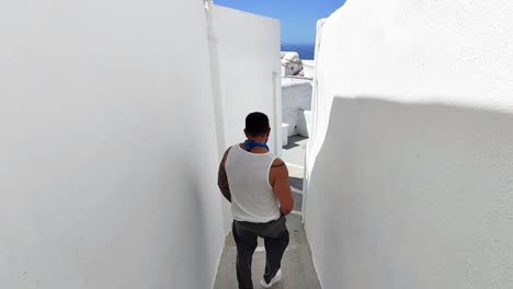 caminando por las estrechas calles de fira en santorini