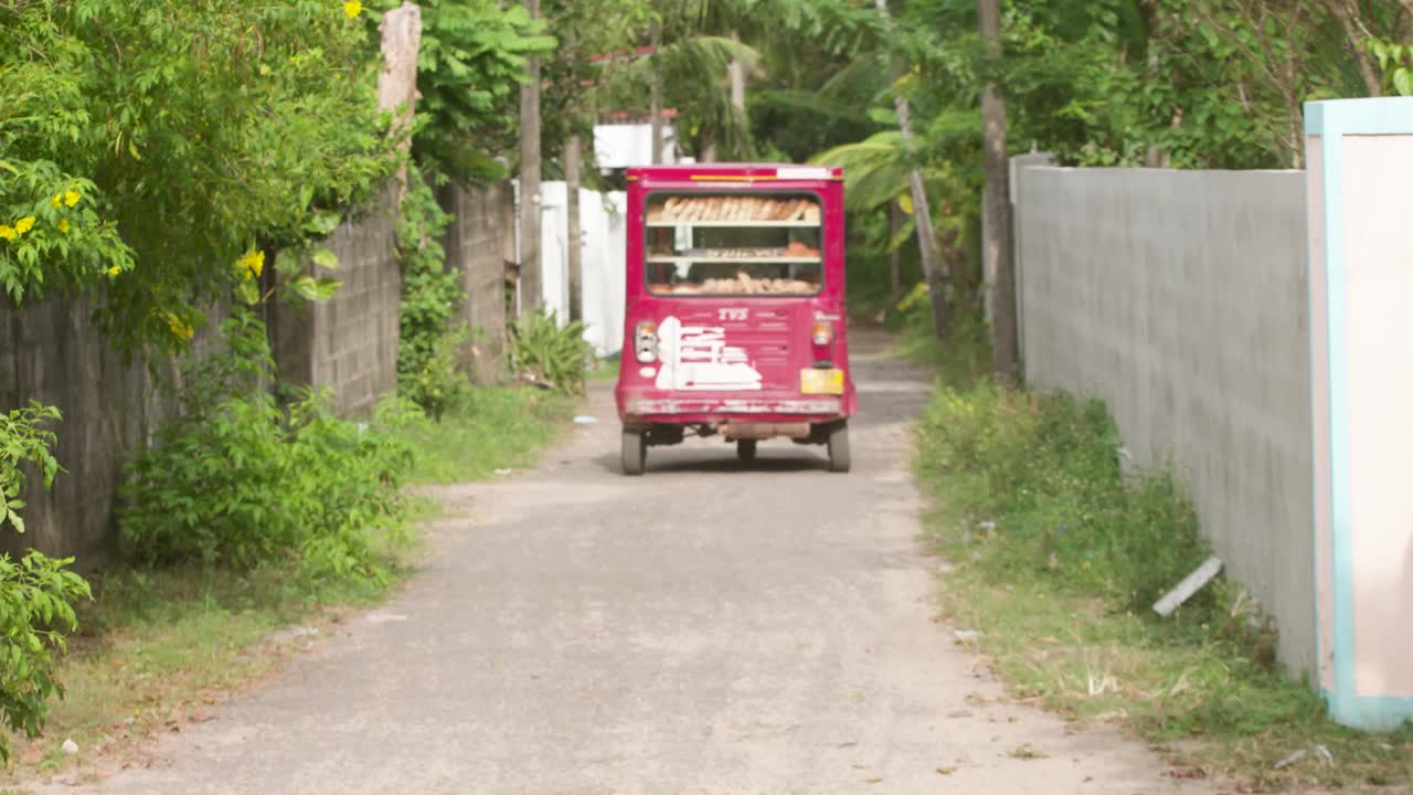 춘판 판매자가 툭툭을 들고 돌아다니며 콜롬보 현지인들에게 빵과 기타 베이커리 제품을 판매합니다.