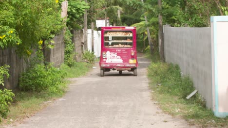 Un-Vendedor-De-Choon-Paan-Conduce-Su-Tuk-tuk-Y-Vende-Pan-Y-Otros-Productos-De-Panadería-A-Los-Lugareños-En-Colombo