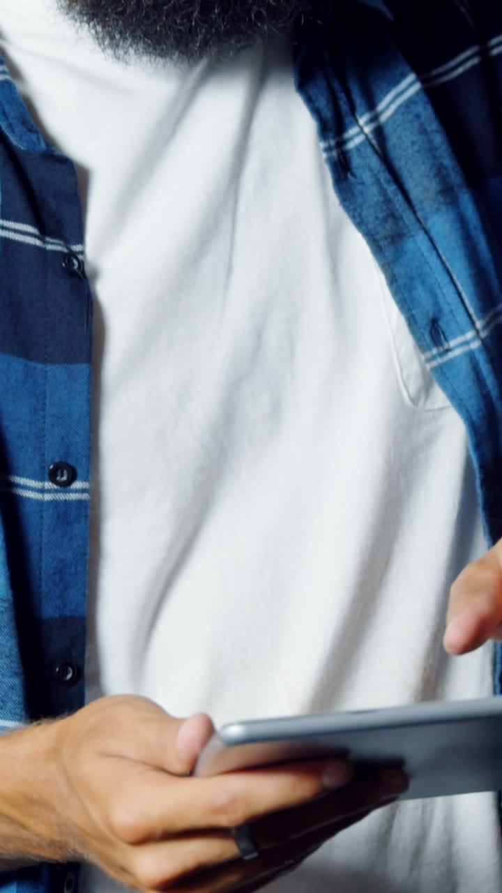 mecánico usando una tableta digital en el taller