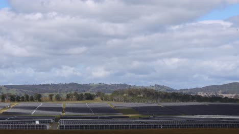 instalación progresiva de paneles solares en un campo