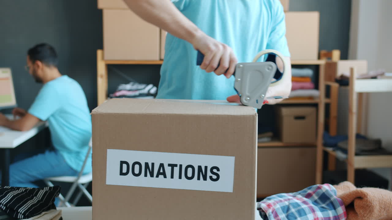 voluntarios que empacan las donaciones