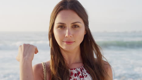 viaje, belleza y rostro de la mujer por la playa disfrutando