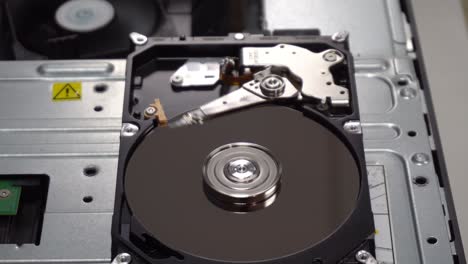4k de cerca de una unidad de disco duro leyendo y escribiendo datos y estructura interna para computadora pc o servidor y tecnología en la nube.
