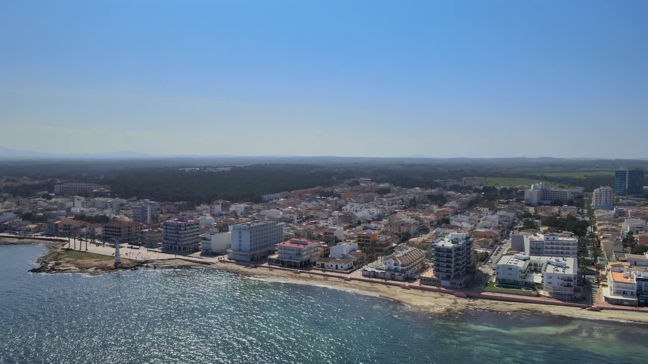 disfruta de una impresionante perspectiva aérea de la hermosa costa de can picafort y son baulo en mallorca. el cielo azul claro complementa las aguas brillantes y la vibrante ciudad de abajo.
