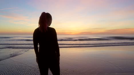 Silhouette-Einer-Frau-In-Krieger-zwei-Pose-Mit-Blick-Auf-Das-Meer-In-Mittlerer-Aufnahme