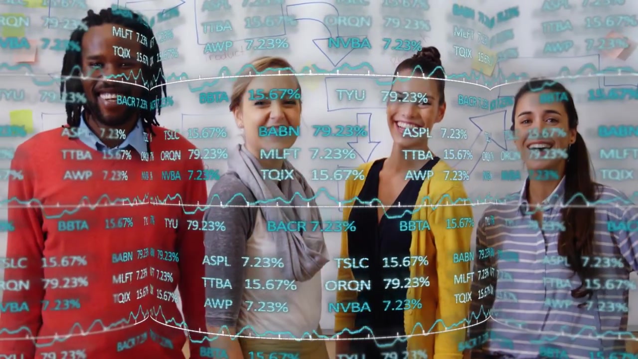 Quattro colleghi che avanzano mentre una panoramica della telecamera attiva grafici finanziari che scorrono, mostrando la crescita.