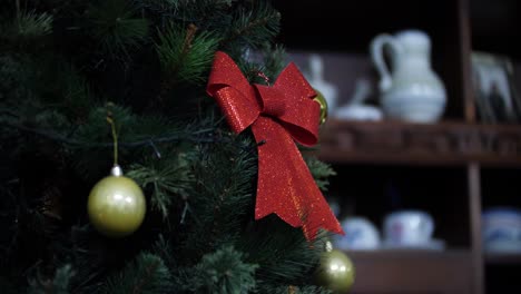 árbol-De-Abeto-De-Decoración-Navideña,-Pajarita-Roja-Decorando-Hojas-Perennes