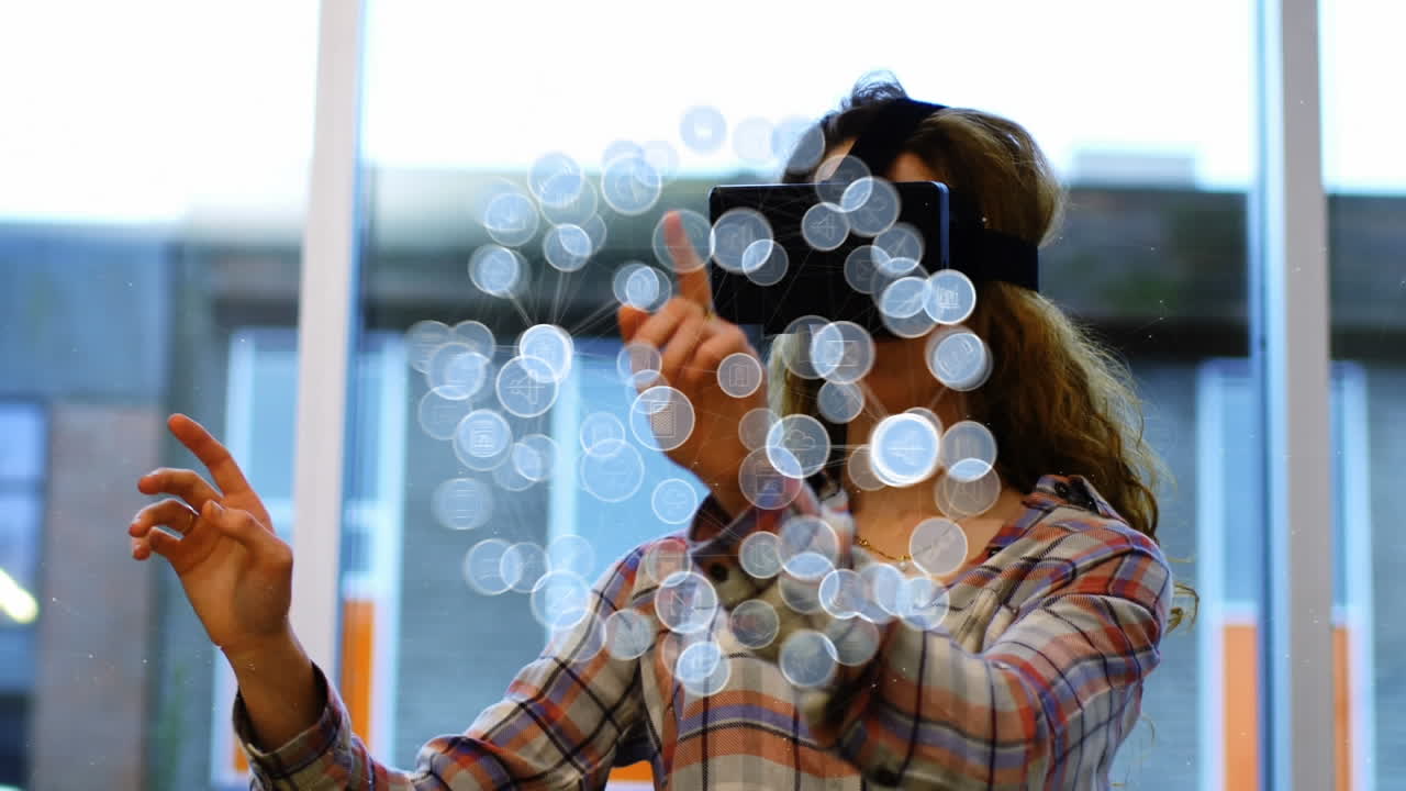 animación del globo con una red de conexiones con iconos sobre una mujer de negocios con auriculares vr