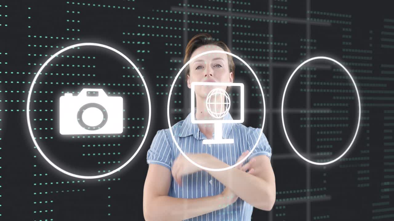 카우카시안 사업가 여성이 미래의 화면을 만지는 여러 디지털 아이콘의 애니메이션