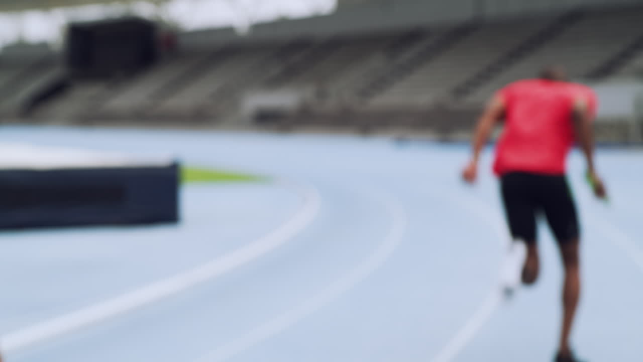 imagen borrosa de un corredor en una pista en un estadio