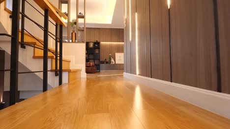 escalera de madera moderna y bien pulida