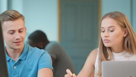 Mujer-De-Negocios-Trabajando-En-Una-Computadora-Portátil.-Primer-Hombre-De-Negocios-Tratando-De-Abrazar