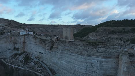 Morgendrohne-Kreist-über-Der-Mittelalterlichen-Burg-Von-Alcalá-Del-Júcar,-Spanien