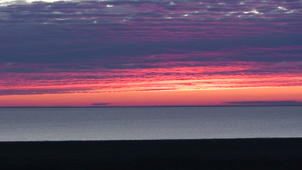 una hermosa puesta de sol detrás del mar de aral en kazajstán o uzbekistán