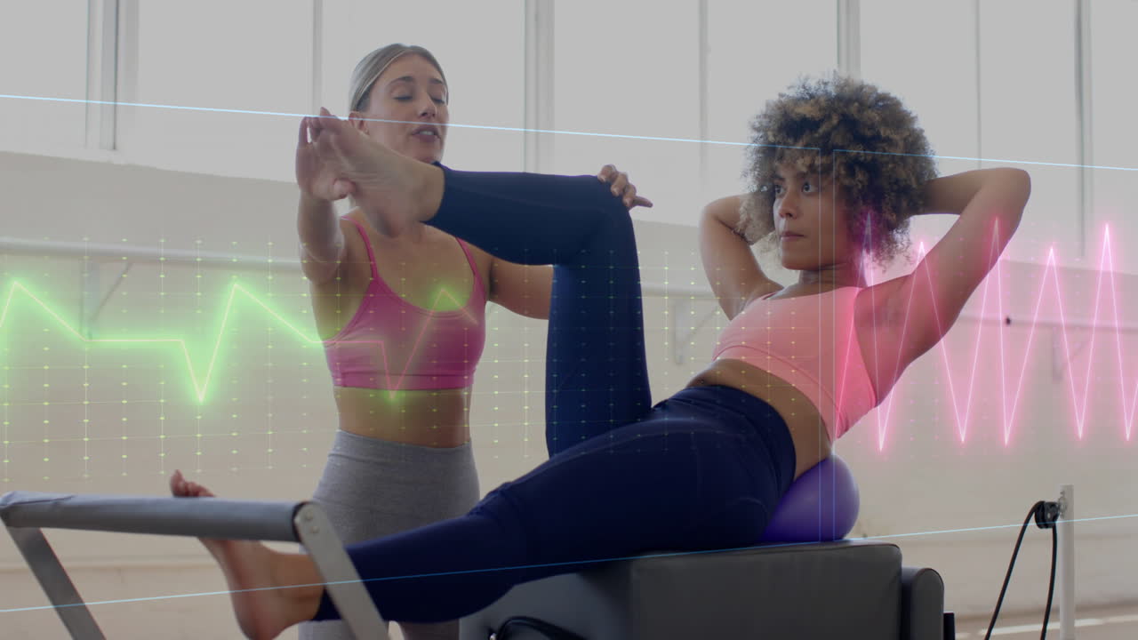 entrenamiento de fitness con instructor, animación del ritmo cardíaco sobre mujeres que hacen ejercicio