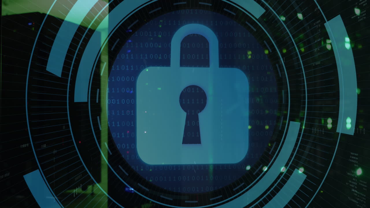 animación del icono de candado de seguridad en el escáner redondo y codificación binaria contra la sala de servidores de computadora