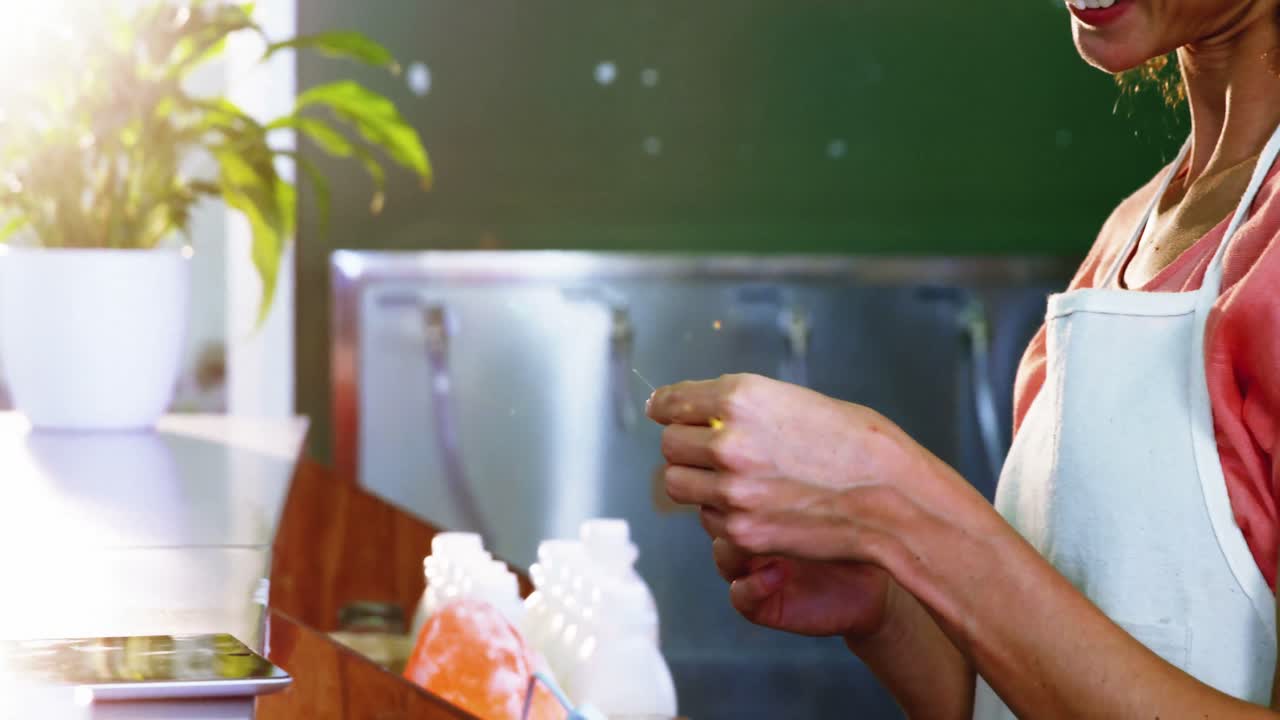 여성 직원 들 이 남자 에게 포장 된  ⁇  을 주는 것