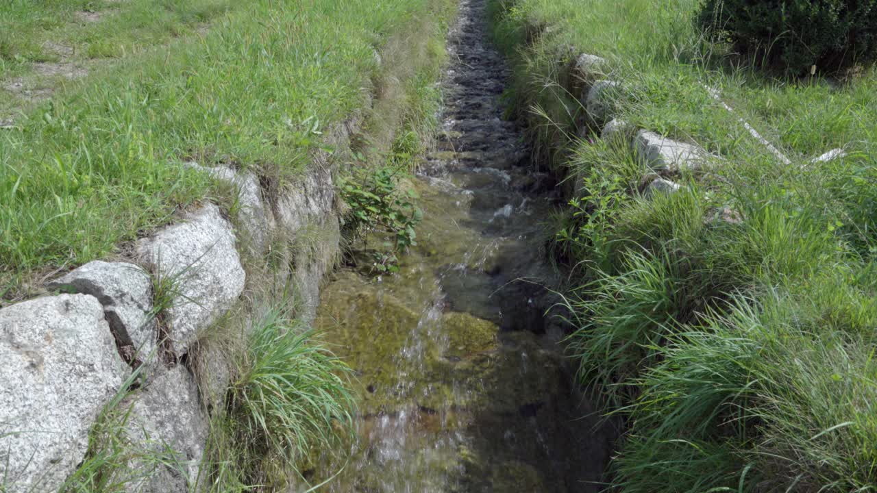 물은 인공 관개 운하를 통해 흐른다. 목적은 다양한 사용자에게 적절한 시간과 적절한 양의 물을 공급하는 것입니다.