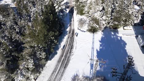 Vista-De-Pájaro-Sobre-La-Carretera-Cubierta-De-Nieve-Y-Una-Pequeña-Comunidad-De-Aldea-En-Los-Altos-Del-Golán-En-Israel