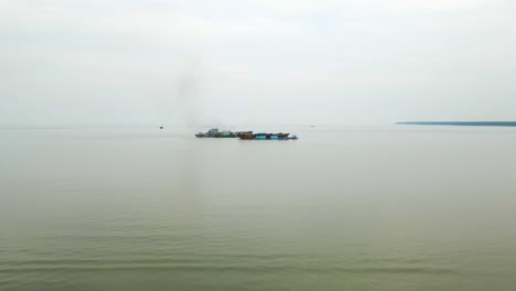 Buque-De-Carga-Distante-Dragando-Arena-Cerca-De-Kuakata,-Bangladesh,-Con-Contaminación-Visible,-Cielos-Nublados