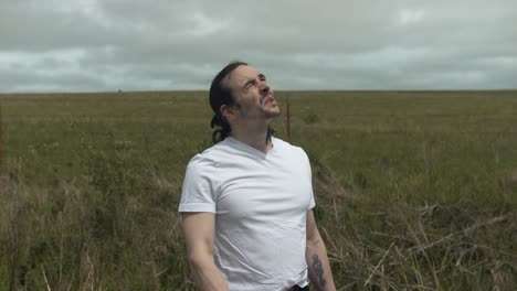 hombre caminando por un camino de tierra por campos extensos