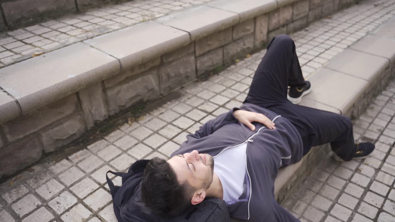 야외에서 휴식을 취하는 젊은이, 평화를 찾는, 사려 깊고 행복한.