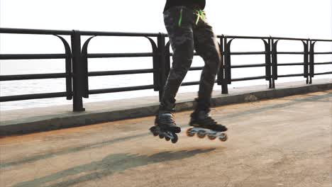persona que hace patinaje en la pasarela costera