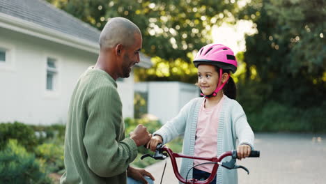 Papá,-Hija-Y-Enseñanza-Con-Bicicleta