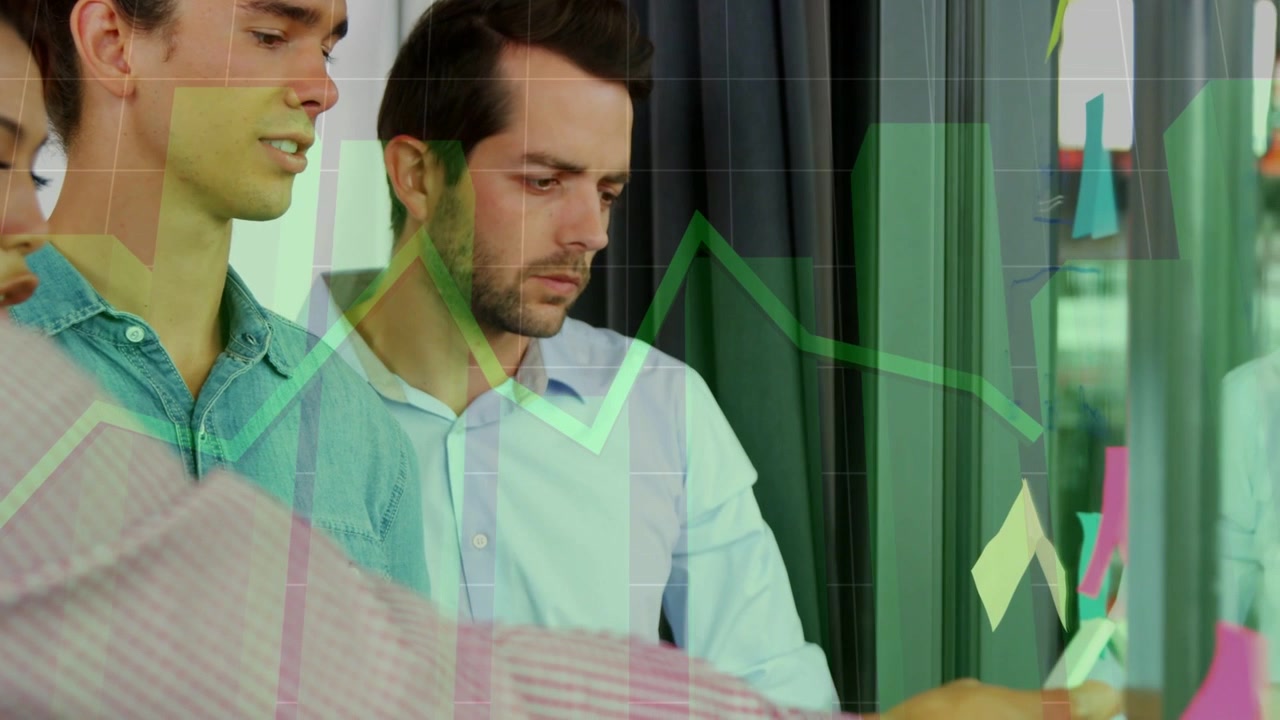 Mão estendida para iniciar o planejamento de negócios, equipe organizando post-its em vidro com sobreposição de linha verde