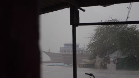 Mirando-A-Través-De-La-Ventana-La-Fuerte-Lluvia-Que-Cae-En-El-Puerto-Pesquero-De-Gwadar-En-Un-Día-Nublado