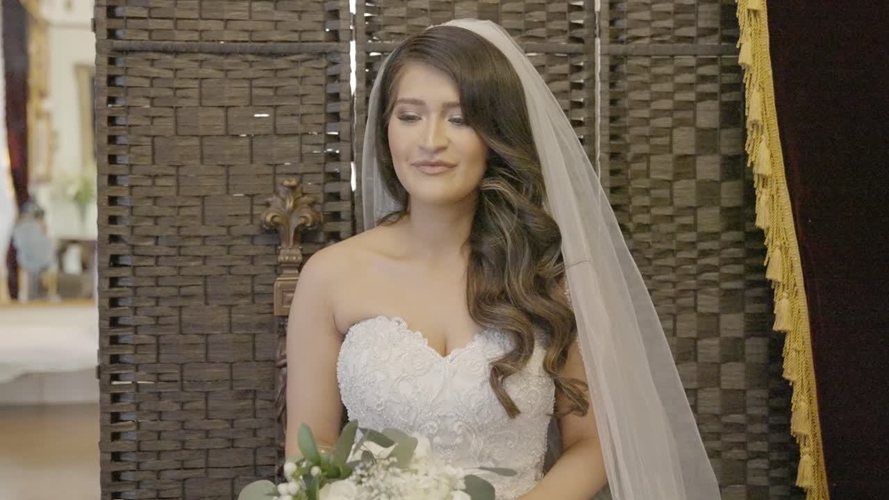 La giovane sposa sorride mentre viene fotografata il giorno del matrimonio