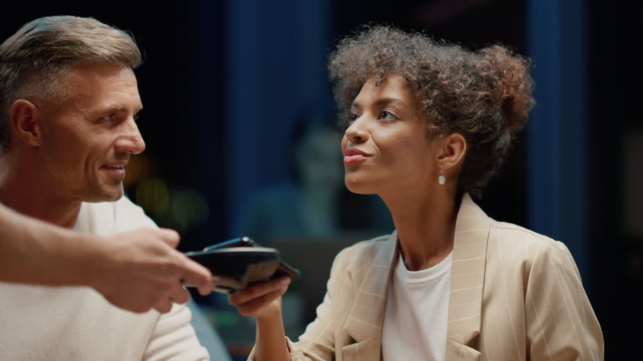 hombres de negocios multiétnicos hablando en un café en una reunión