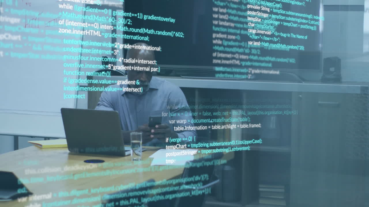 animación de procesamiento de datos sobre un anciano afroamericano que usa un teléfono inteligente y una computadora portátil en la oficina