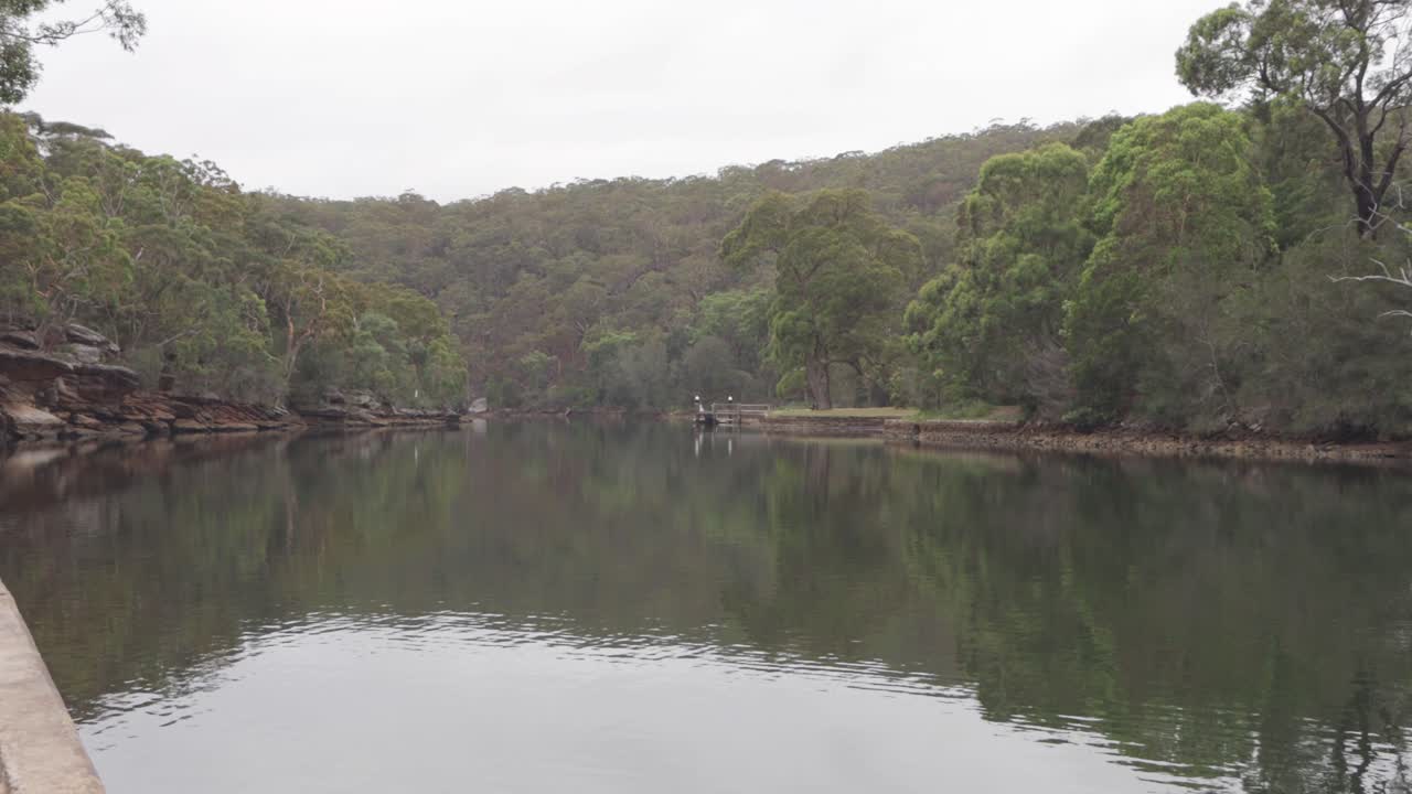 una pequeña laguna en el parque nacional real sydney australia