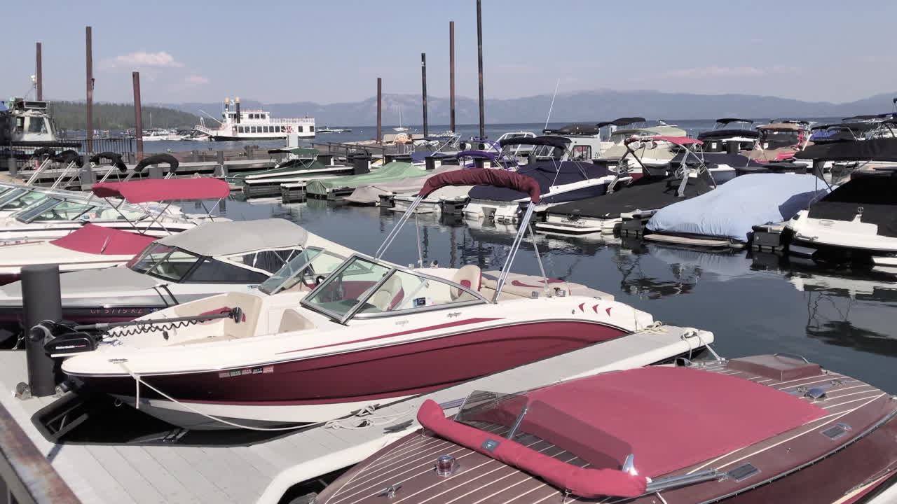 Tahoe Gölü'ndeki bir marinada park etmiş tekneler