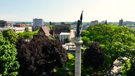 rotación a gran altitud alrededor de la parte superior de la estatua de la libertad