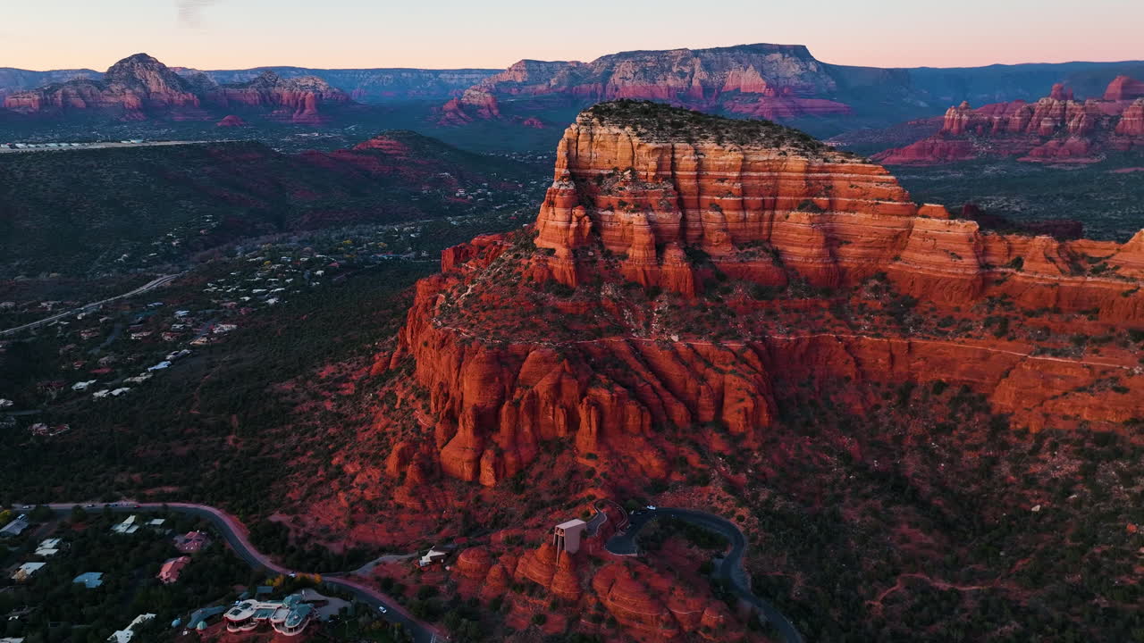 애리조나 주 세도나에 있는 레드 록스 (red rocks) 와 성십자 사당 (chapel of the holy cross) - 공중 드론 촬영