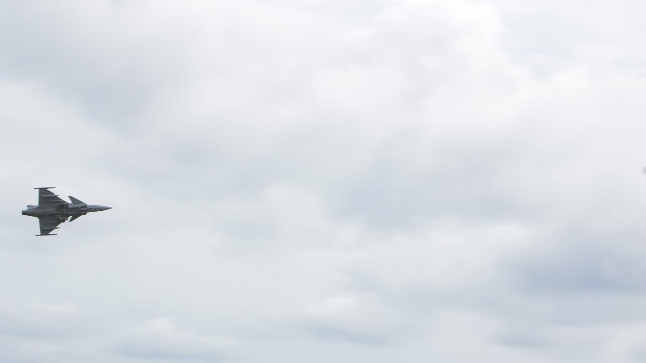 saab jas-39 gripen avión de combate despegue de alta velocidad, espectáculo aéreo internacional del báltico, tiro de mano de 4k